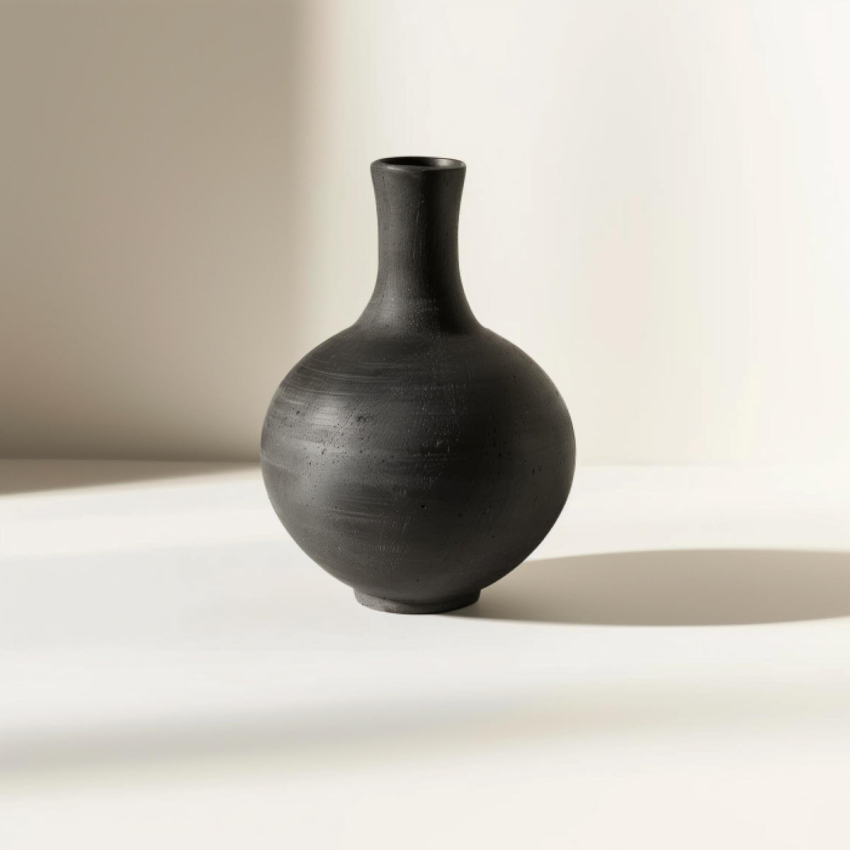 Vase décoratif noir - Intemporel - HarmonieDeco